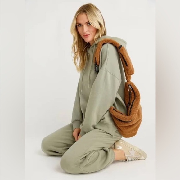 Free People - FP Movement Sherpa Overachiever Sling Bag NWOT - Picture 4 of 8